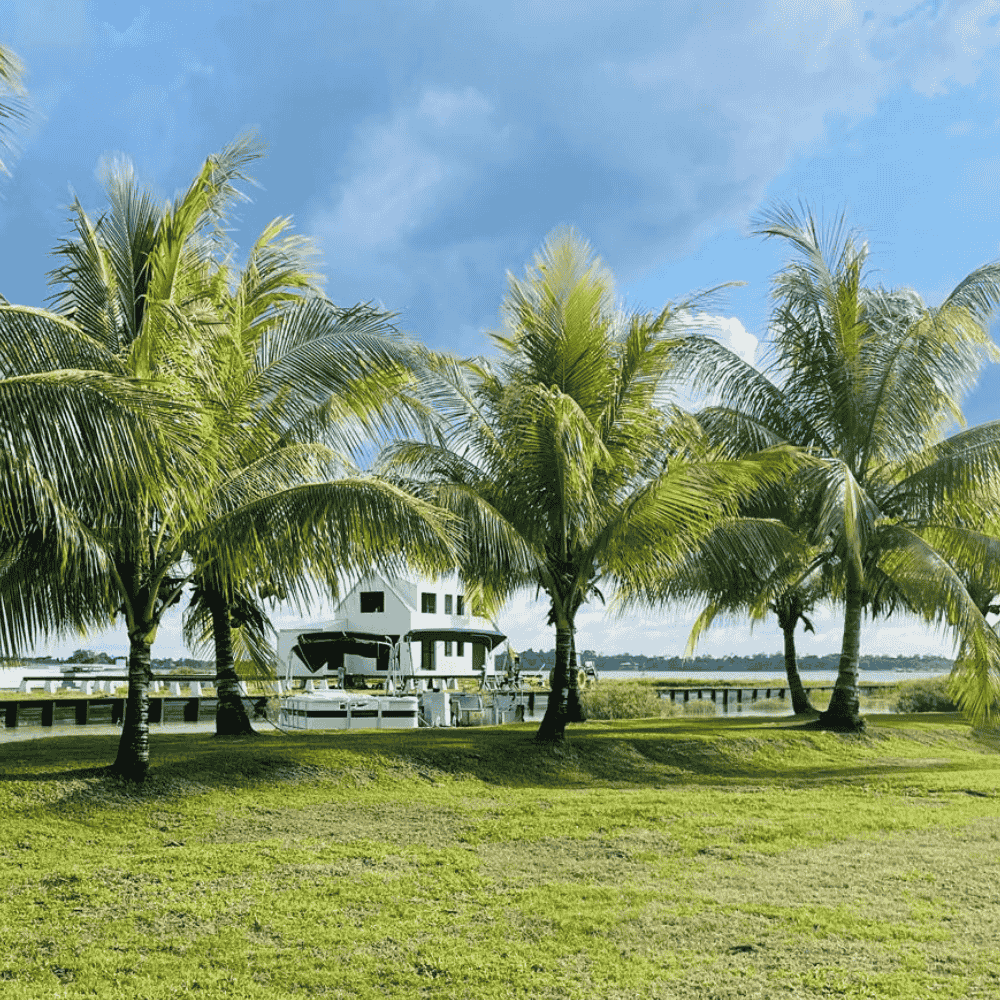 In aanbouw vakantiewoning peperpot resort aan het water in suriname