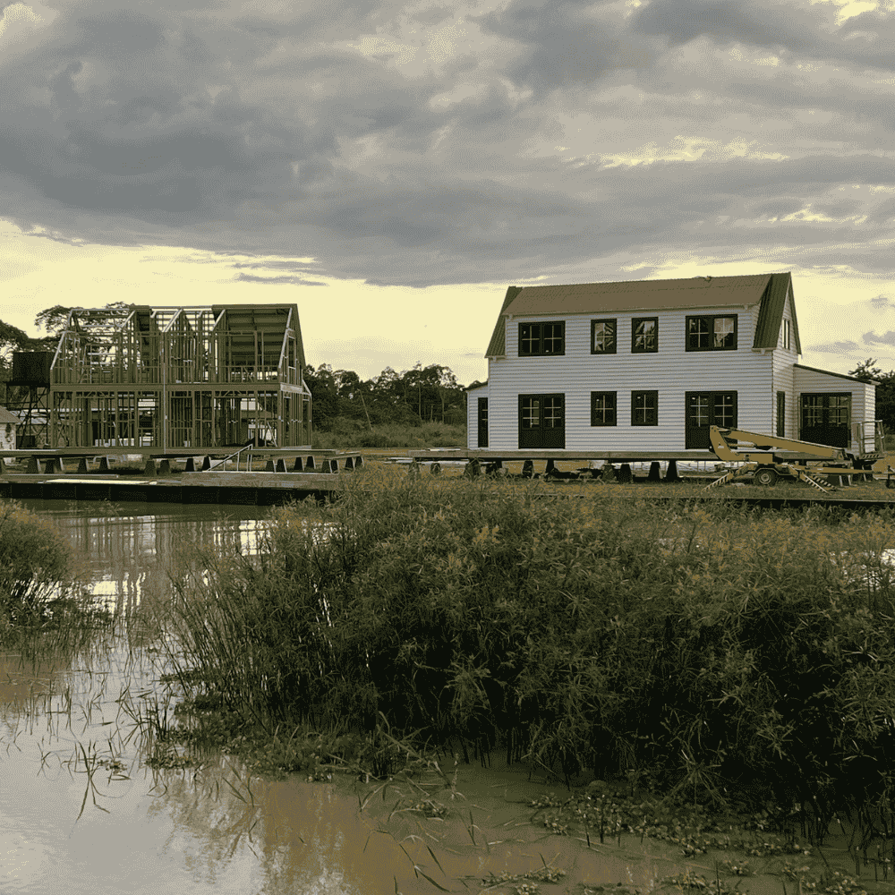 Vakantiewoning met beplating en vakantiewoning staalframe in aanbouw op peperpot resort suriname